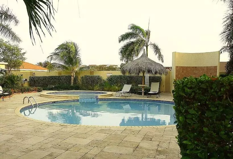 Gold Coast Luxurious And Stylish Condo