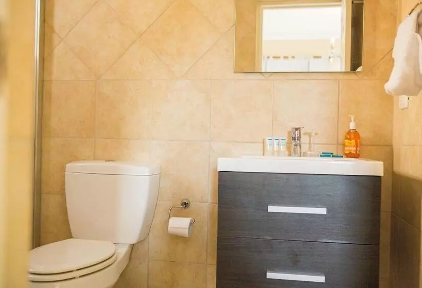 Gold Coast Luxurious And Stylish Condo