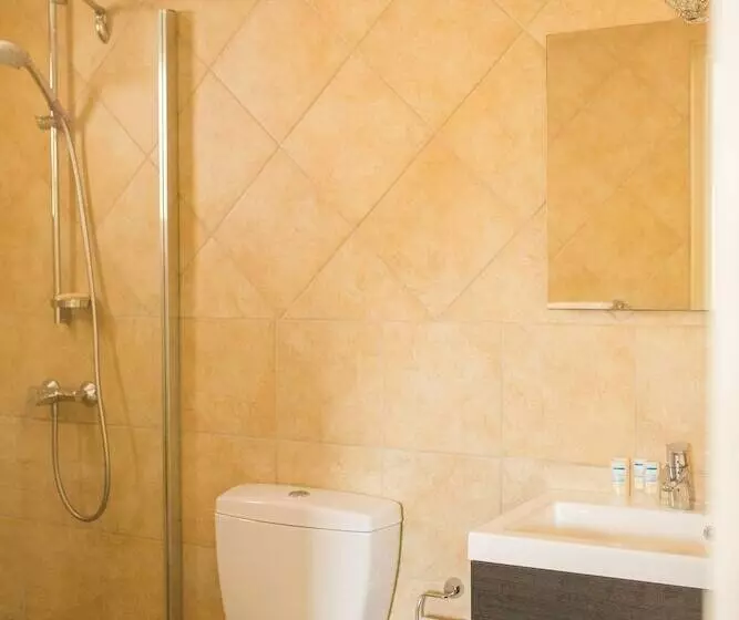 Gold Coast Luxurious And Stylish Condo