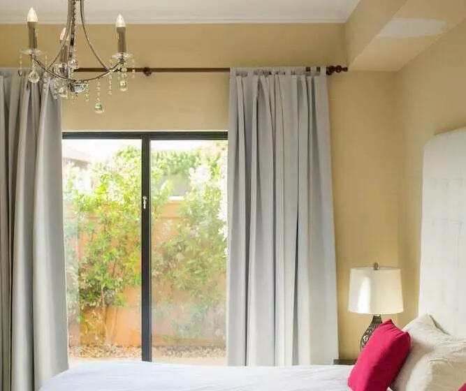 Gold Coast Luxurious And Stylish Condo