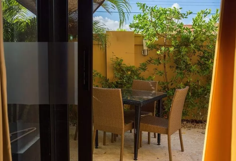 Gold Coast Luxurious And Stylish Condo