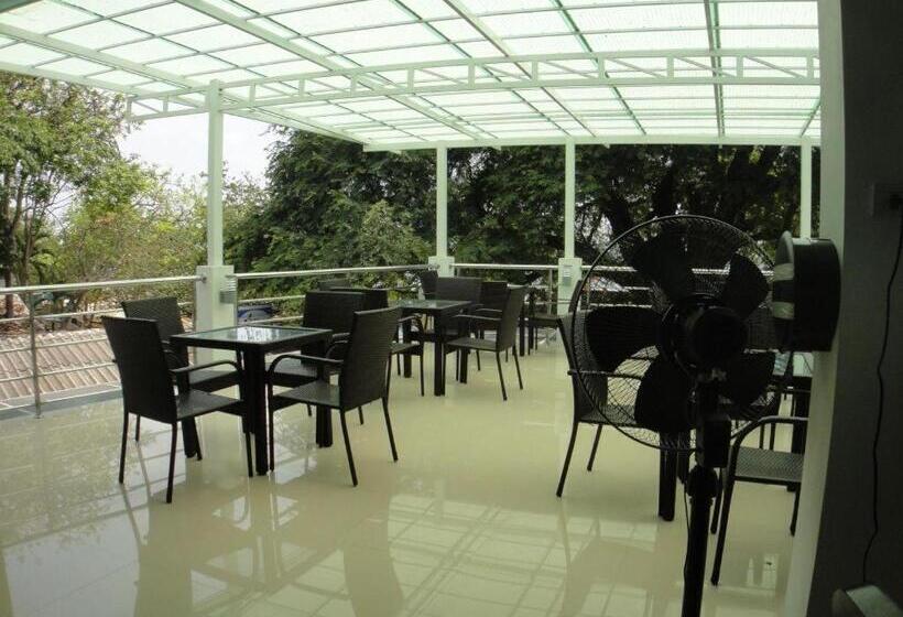 هتل Sea Breeze Resort