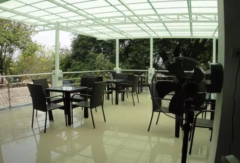 Hotelli Sea Breeze Resort