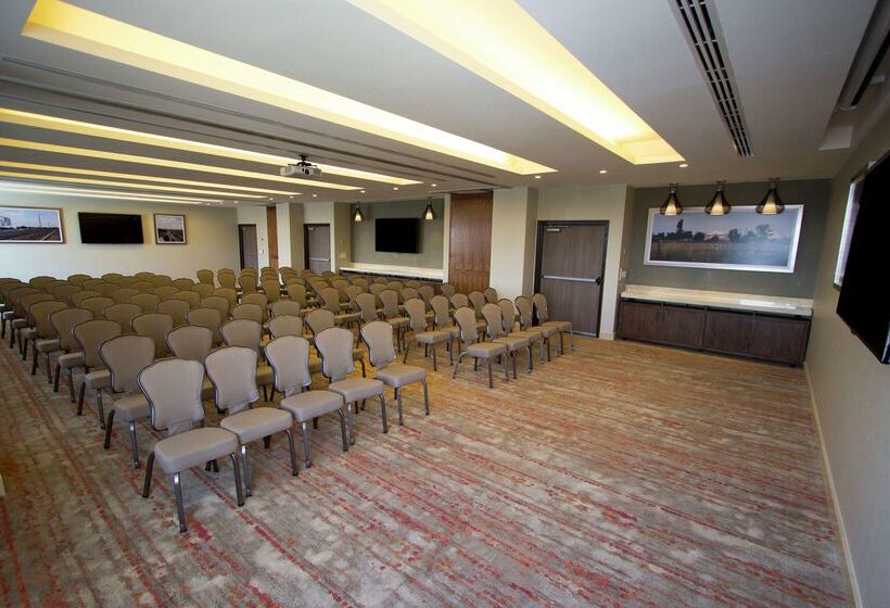 فندق Fiesta Inn Suites Aeropuerto Del Bajío