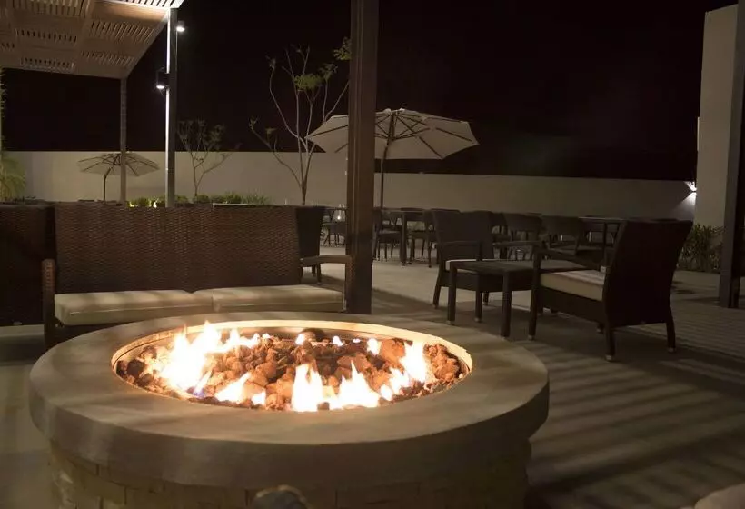 Hotelli Fiesta Inn Suites Aeropuerto Del Bajío