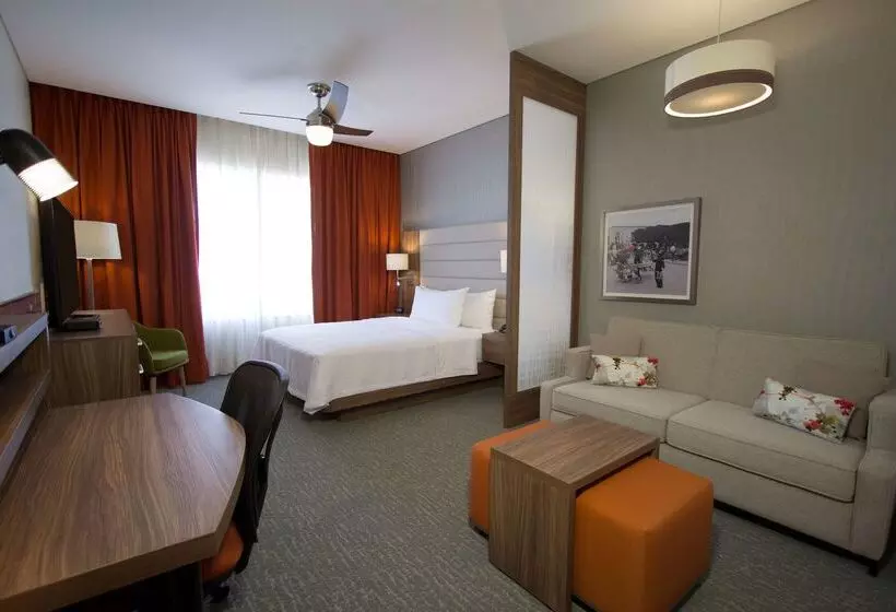 Hotelli Fiesta Inn Suites Aeropuerto Del Bajío