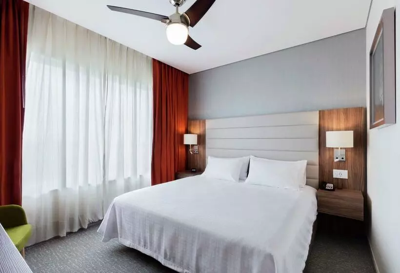 Hotelli Fiesta Inn Suites Aeropuerto Del Bajío