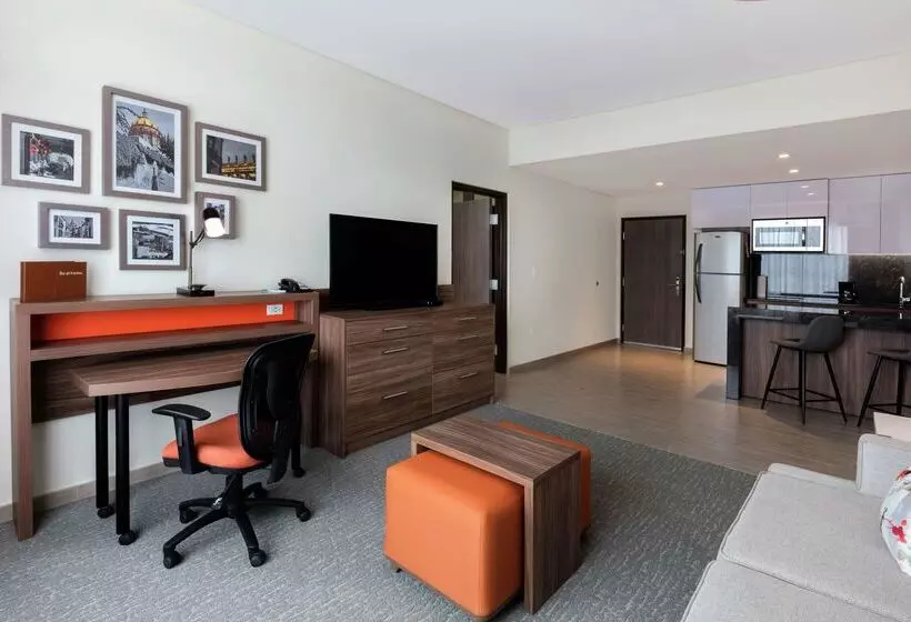 Hotelli Fiesta Inn Suites Aeropuerto Del Bajío