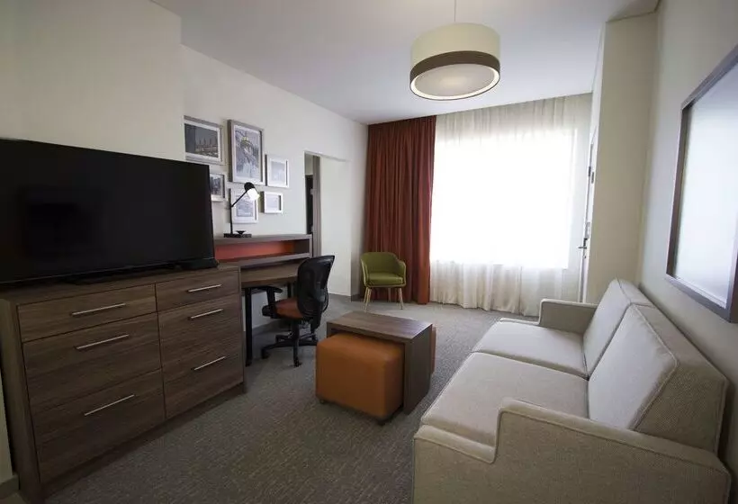 Hotelli Fiesta Inn Suites Aeropuerto Del Bajío