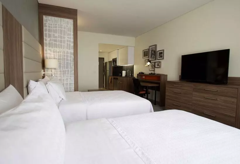 Hotelli Fiesta Inn Suites Aeropuerto Del Bajío