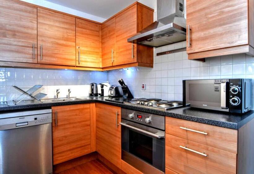 Stylish City Centre Apartment   Home From Home With Fully Equipped Kitchen, Smart Tv, Netflix, Super