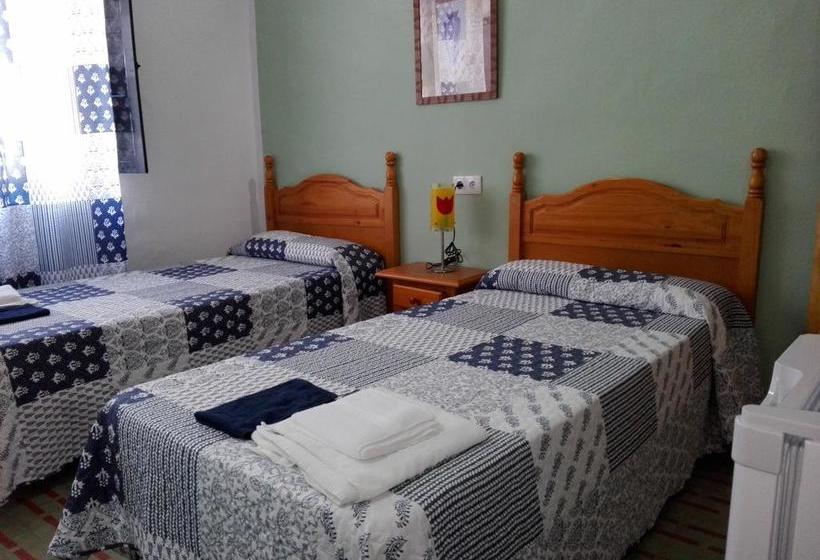 هتل Hostal Villa Mercedes