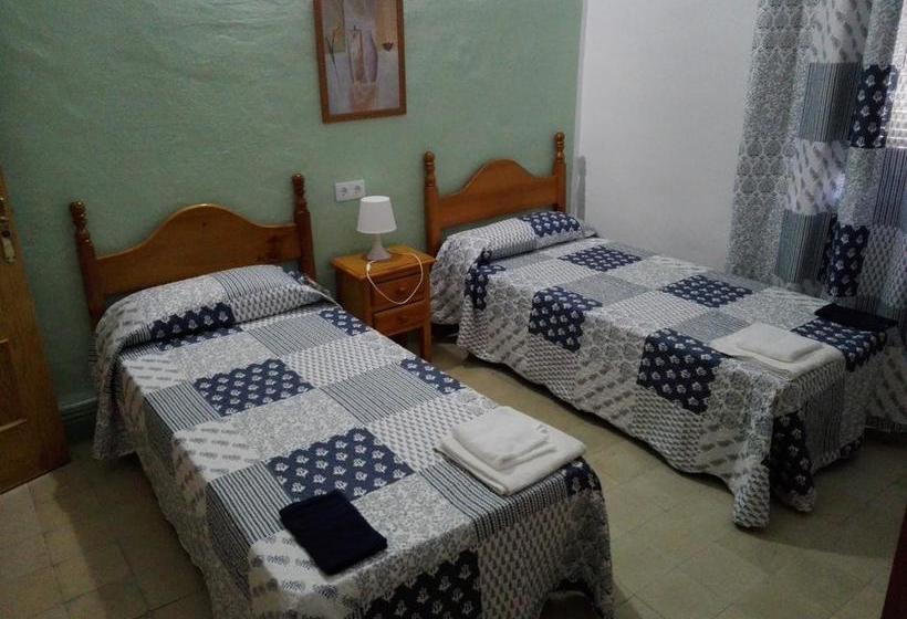 هتل Hostal Villa Mercedes