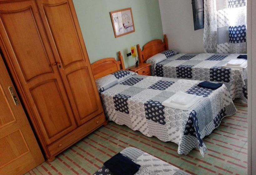 هتل Hostal Villa Mercedes