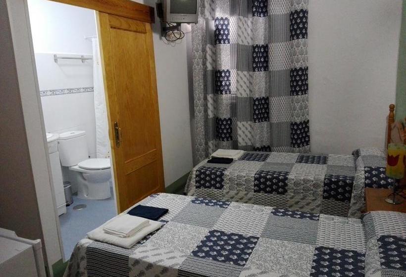 هتل Hostal Villa Mercedes