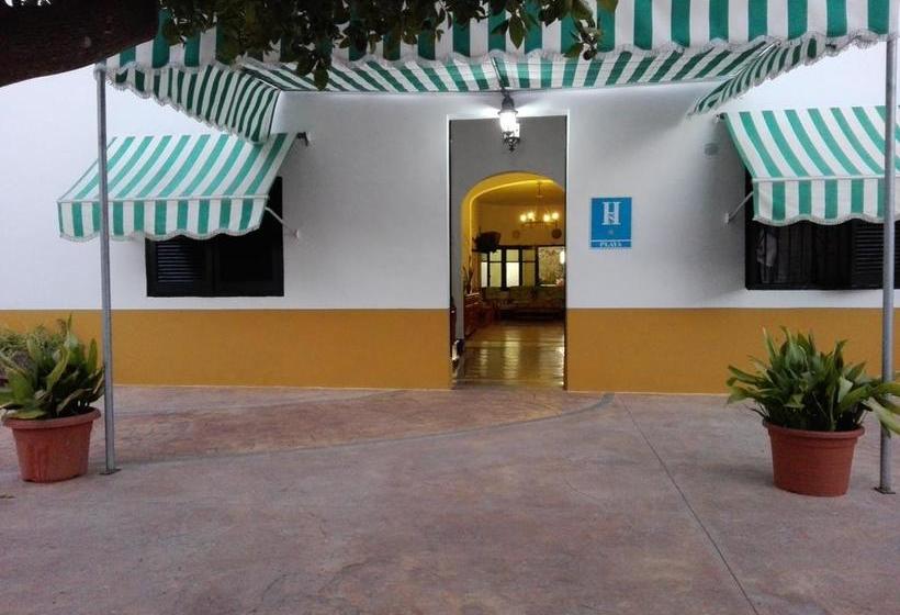 هتل Hostal Villa Mercedes