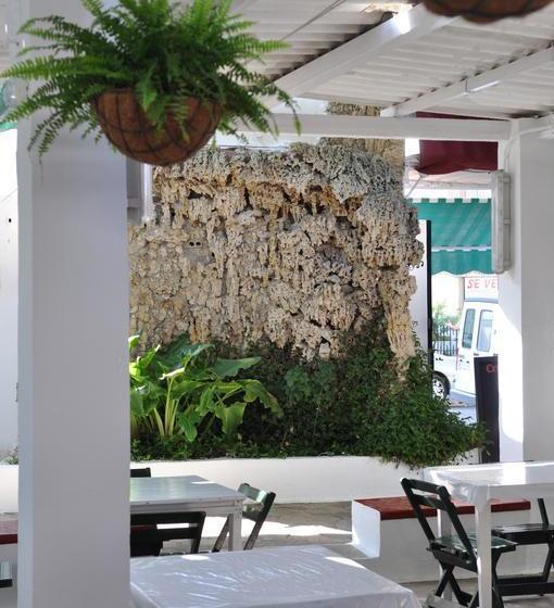 هتل Hostal Villa Mercedes