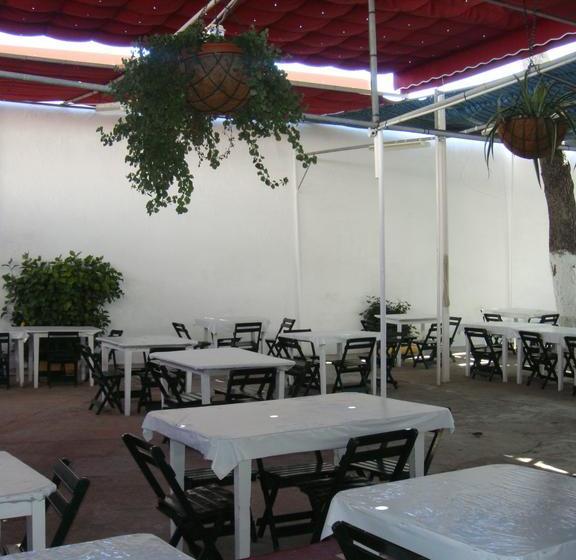 هتل Hostal Villa Mercedes