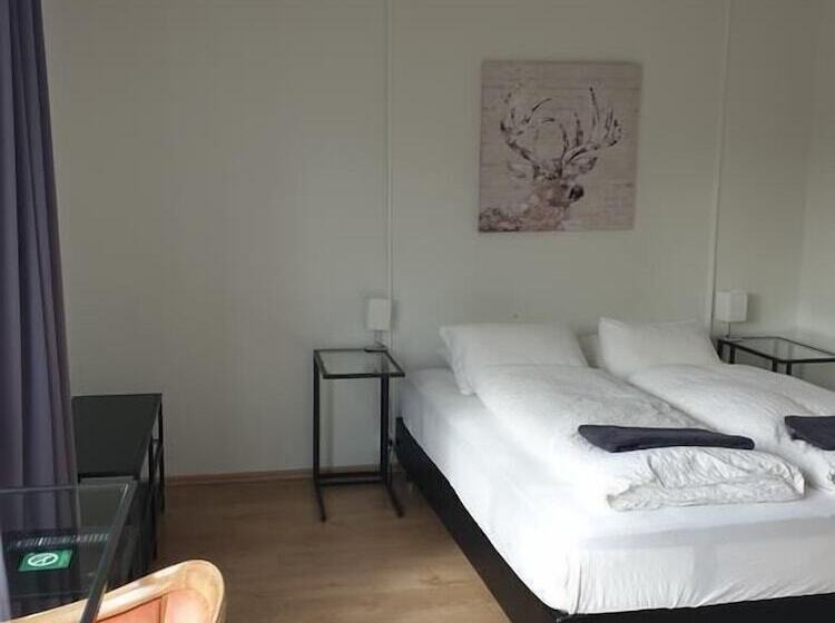 هتل Sveinbjarnargerdi