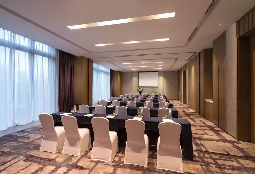 Hotel Crowne Plaza Qingdaoorientalmoviemetropolis, An Ihg