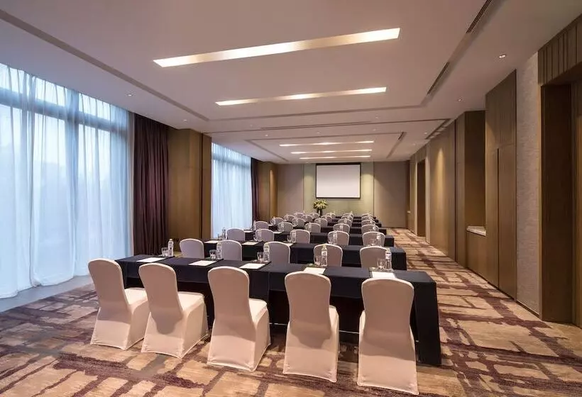 ホテル Crowne Plaza Qingdaoorientalmoviemetropolis, An Ihg