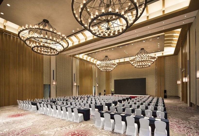 Hotel Crowne Plaza Qingdaoorientalmoviemetropolis, An Ihg