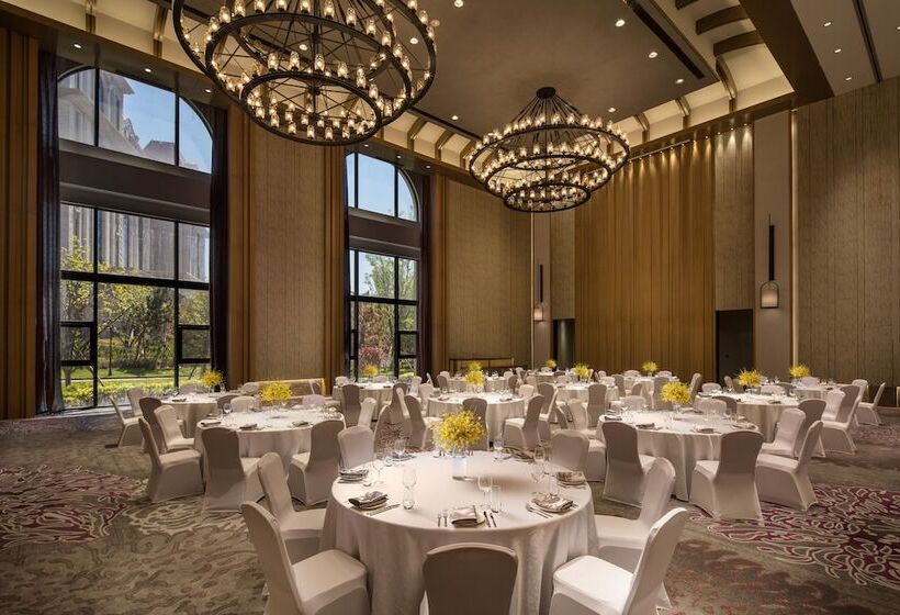 Hotel Crowne Plaza Qingdaoorientalmoviemetropolis, An Ihg