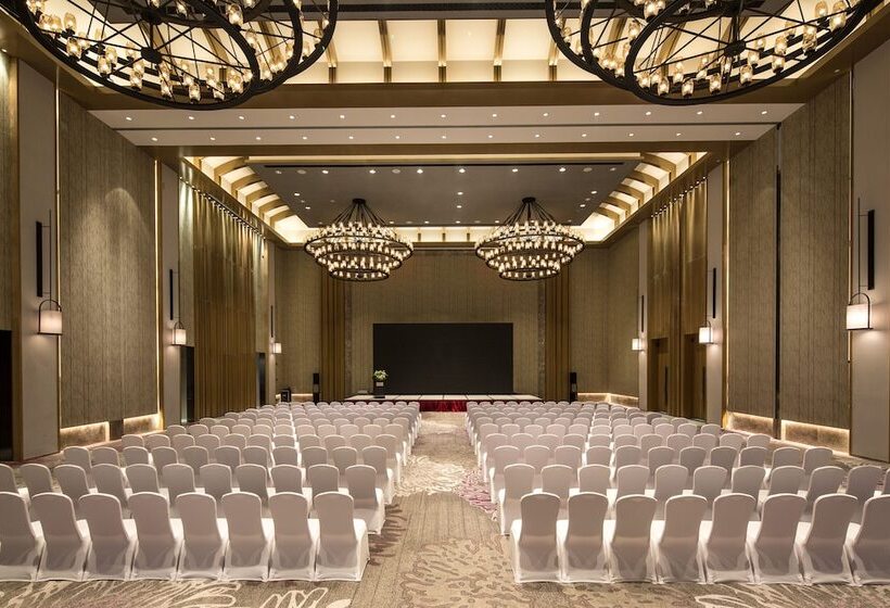 Hotel Crowne Plaza Qingdaoorientalmoviemetropolis, An Ihg