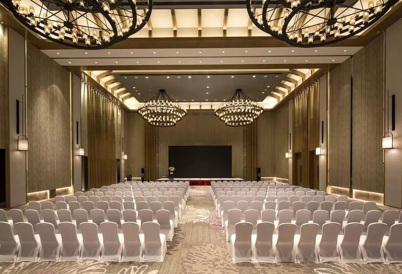 ホテル Crowne Plaza Qingdaoorientalmoviemetropolis, An Ihg