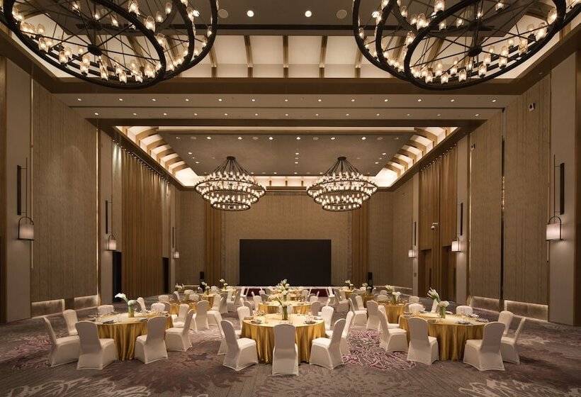 Hotel Crowne Plaza Qingdaoorientalmoviemetropolis, An Ihg