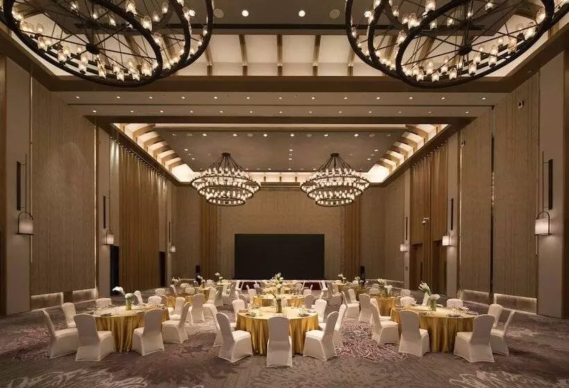 ホテル Crowne Plaza Qingdaoorientalmoviemetropolis, An Ihg