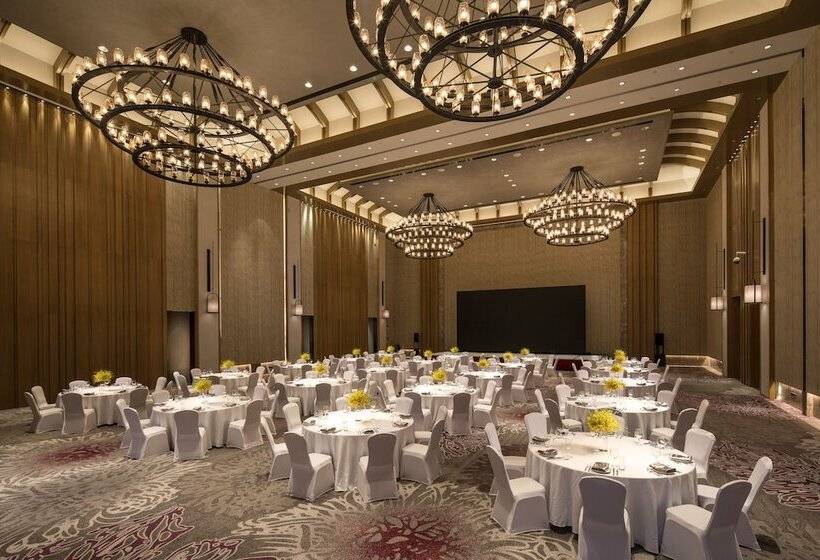 Hotel Crowne Plaza Qingdaoorientalmoviemetropolis, An Ihg