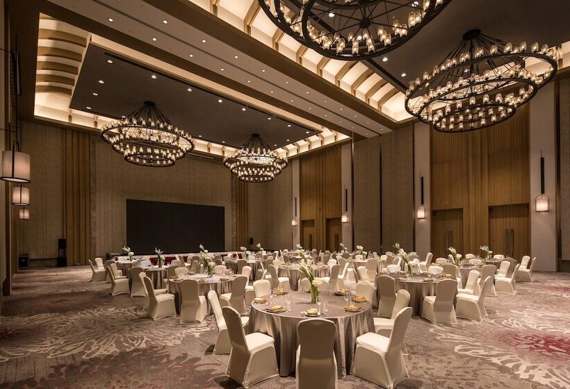 Hotel Crowne Plaza Qingdaoorientalmoviemetropolis, An Ihg