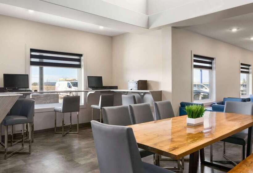 בית מלון כפרי Days Inn By Wyndham Calgary North Balzac
