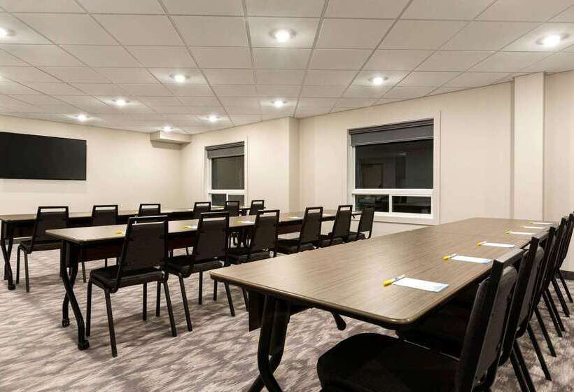 בית מלון כפרי Days Inn By Wyndham Calgary North Balzac