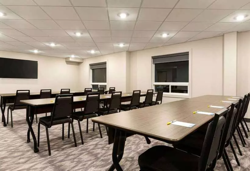 Hotelli Days Inn By Wyndham Calgary North Balzac