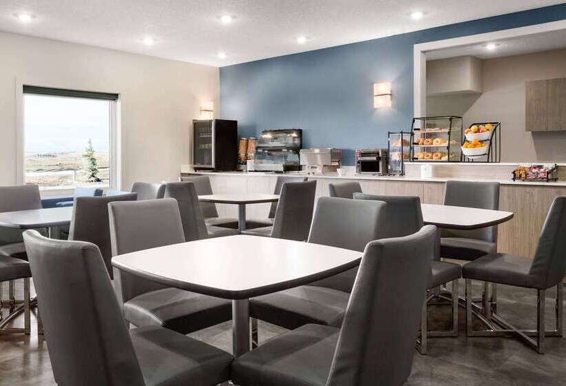 בית מלון כפרי Days Inn By Wyndham Calgary North Balzac