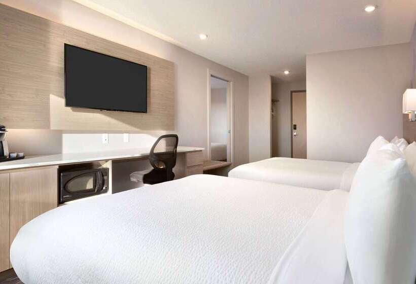 בית מלון כפרי Days Inn By Wyndham Calgary North Balzac