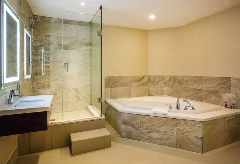 Hotelli Ramada By Wyndham Jacksons Point