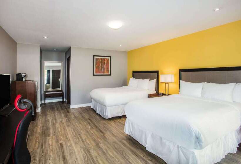 בית מלון כפרי Ramada By Wyndham Jacksons Point