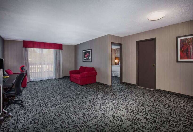 בית מלון כפרי Ramada By Wyndham Jacksons Point