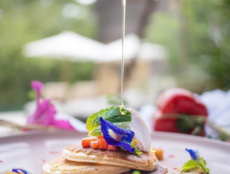 Отель The Tamarind Resort  Nusa Lembongan