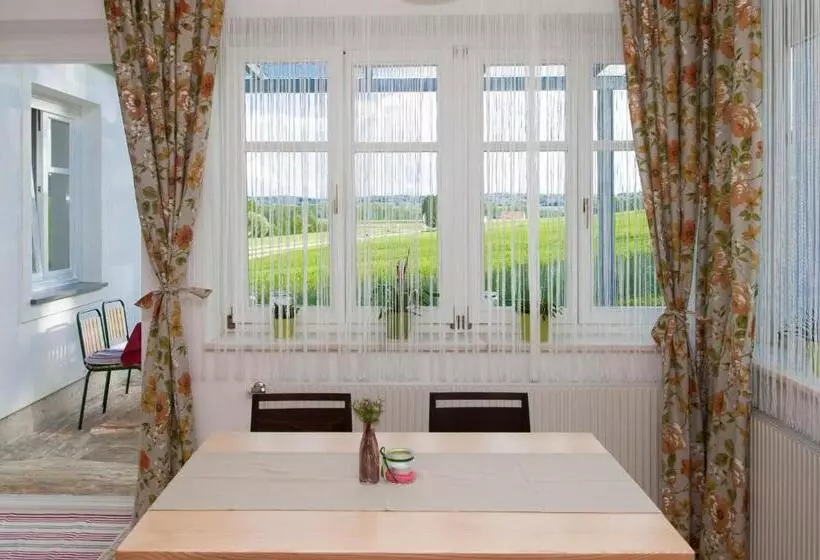 Aamiaismajoitus (B&B) Haus Steirer Am Kaiserwald