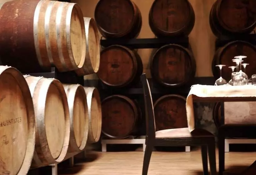 Hotelli Issara Boutique Winery