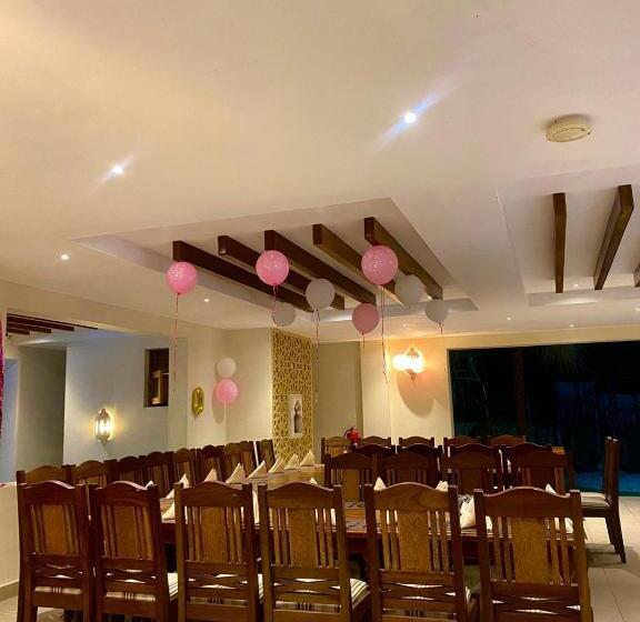 هتل Villa Mandhari Diani Beach