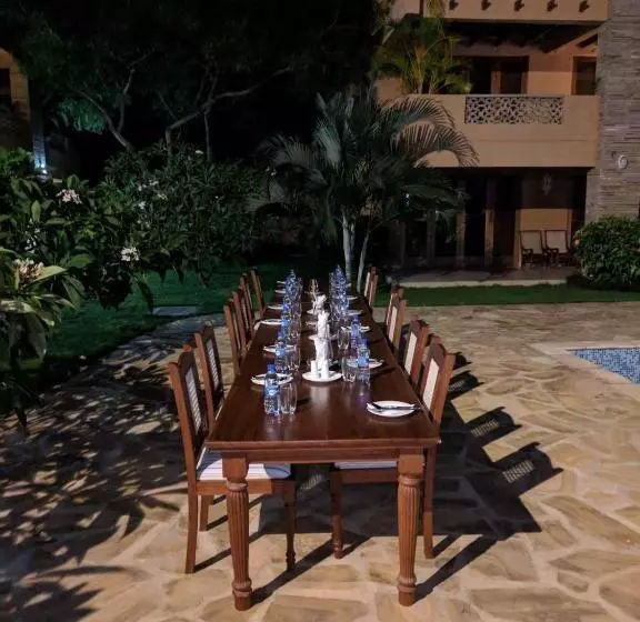 هتل Villa Mandhari   Diani Beach