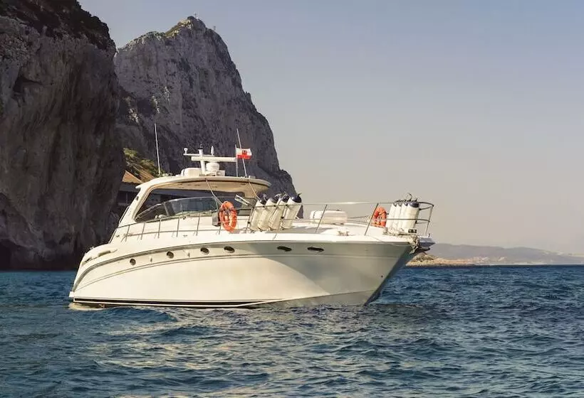 هتل Luxury Yacht