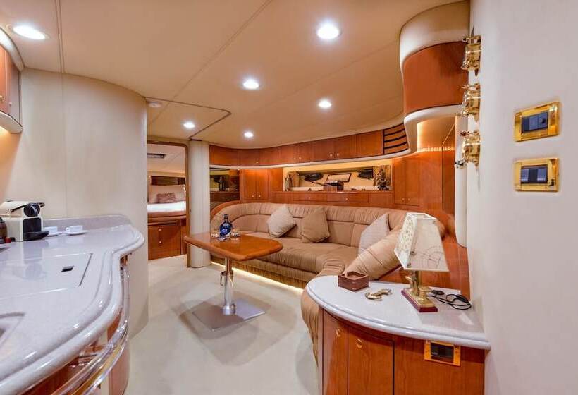 هتل Luxury Yacht
