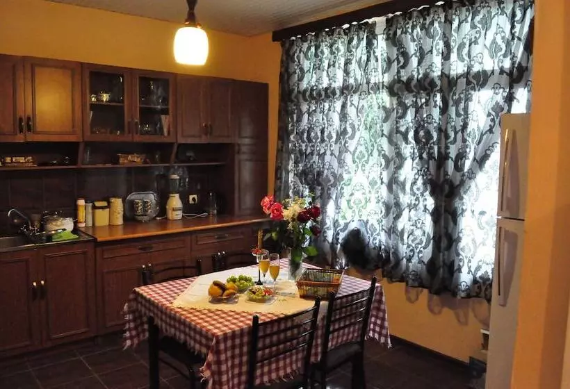 Majatalo La Deka Guesthouse