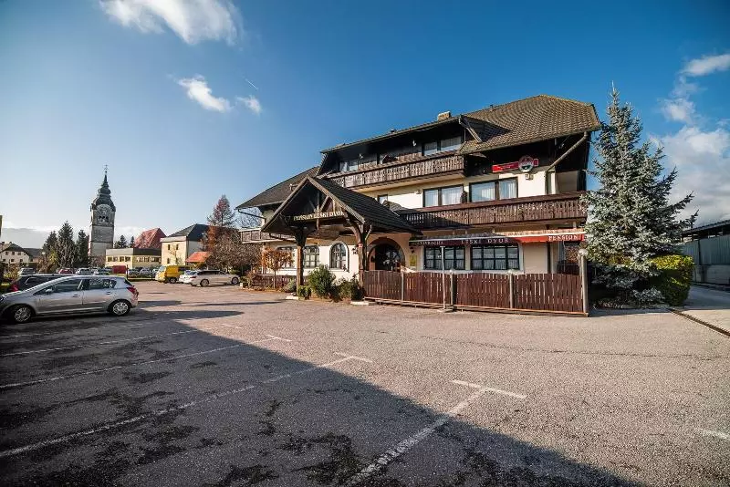 هتل Guesthouse Leski Dvor